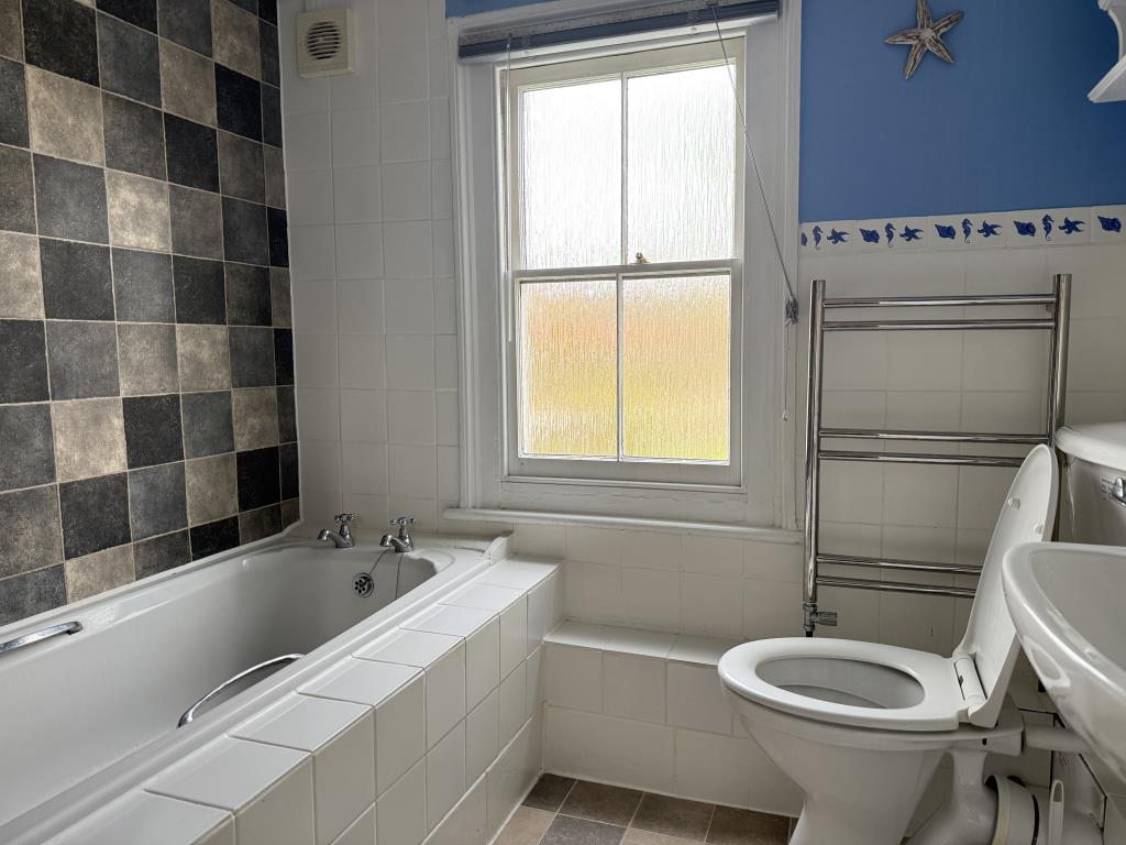 Lot: 142 - ONE-BEDROOM FLAT - Bathroom with white suite